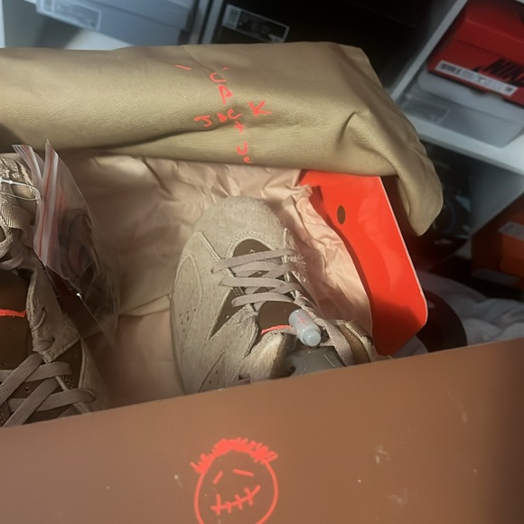 Travis Scott! Jordan kicks! Never worn brand new! Includes back pack/dustpack - Picture 8 of 12